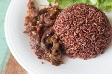 Kızarmış domuz eti, sarımsak ve biber ile mor pirinç Tayland tarifi..