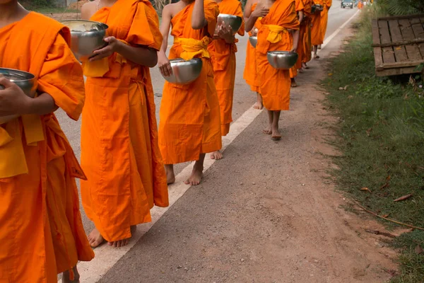 Buddhističtí Mniši Jdou Buddhismu Lidé Dávají Alms Bowl — Stock fotografie