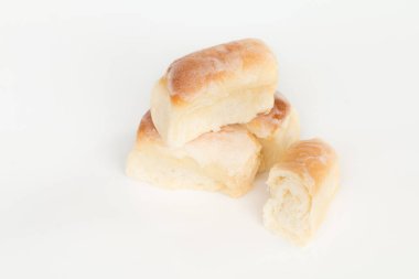 Beyaz masa üzerinde taze ev yapımı ekmek..