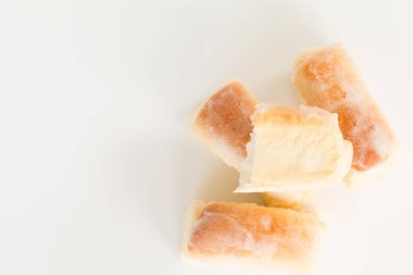 Beyaz masa üzerinde taze ev yapımı ekmek..