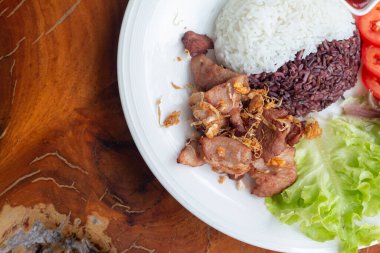 Kızarmış domuz eti, sarımsak ve biber ile mor pirinç Tayland tarifi..