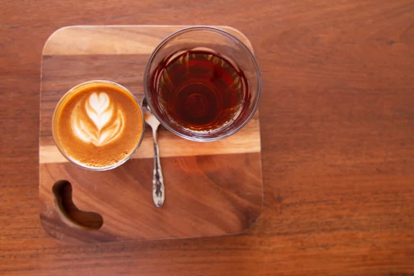 Piccolo Latte Art Petit Verre Avec Thé Chaud Sur Bureau — Photo