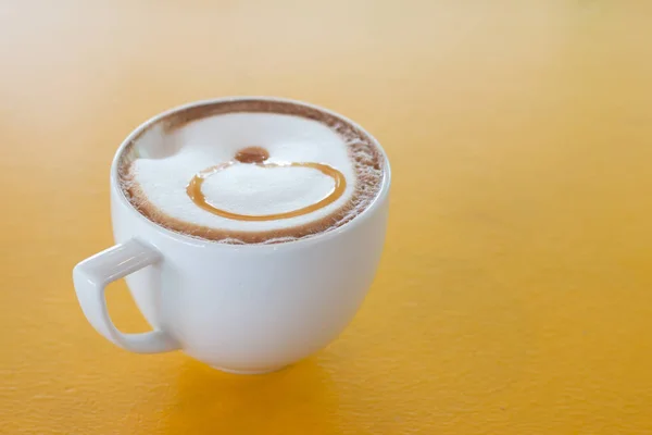 Una Taza Piccolo Latte Escritorio Madera Tiempo Relajación Tiempo Descanso — Foto de Stock