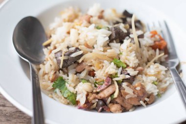 Ev yapımı baharatlı sebzeli, pirinçli körili sebze..