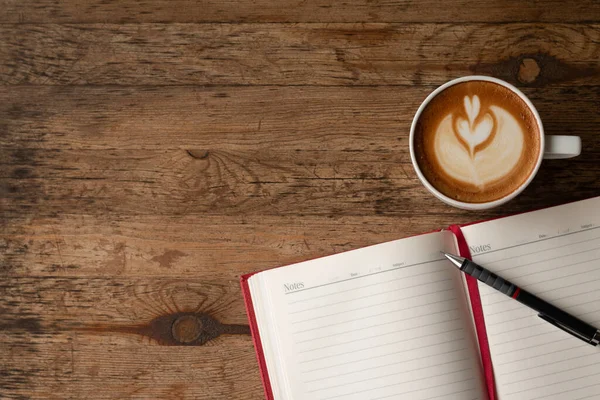 Notizbuch Mit Bleistift Und Einer Tasse Kaffee Auf Holztisch Für — Stockfoto