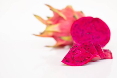 Taze pitahaya meyvesi beyaz arka planda dilimlenmiş ya da olgun ejderha meyvesi kırmızı renkli içecek paketi tasarımı için fotokopi alanı tasarımı, sağlıklı makale resmi ve çiftlik rehberi tasarımı.