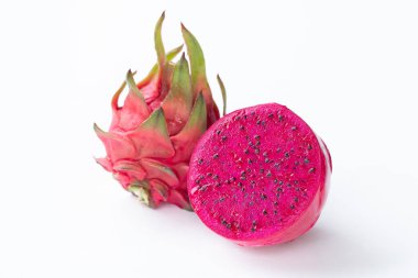 Taze pitahaya meyvesi beyaz arka planda dilimlenmiş ya da olgun ejderha meyvesi kırmızı renkli içecek paketi tasarımı için fotokopi alanı tasarımı, sağlıklı makale resmi ve çiftlik rehberi tasarımı.