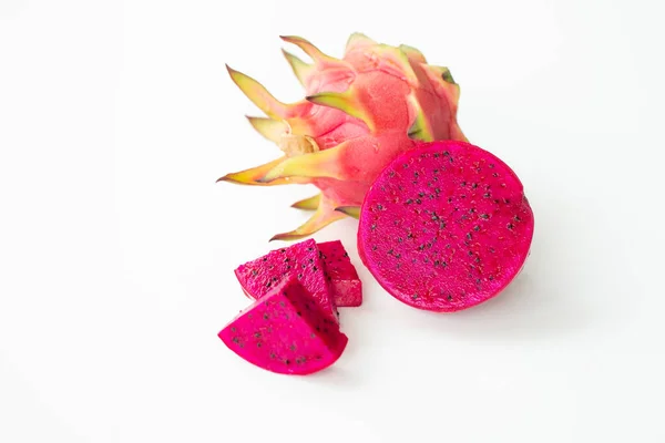 Taze pitahaya meyvesi beyaz arka planda dilimlenmiş ya da olgun ejderha meyvesi kırmızı renkli içecek paketi tasarımı için fotokopi alanı tasarımı, sağlıklı makale resmi ve çiftlik rehberi tasarımı.