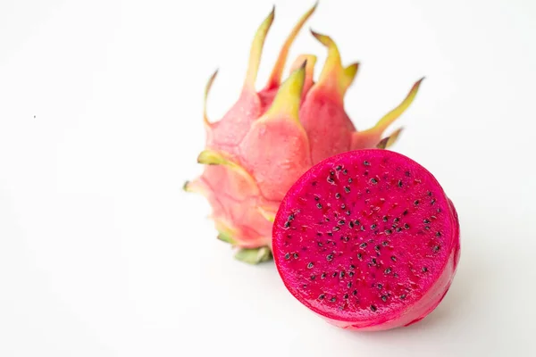 Buah Pitahaya Segar Diiris Pada Latar Belakang Putih Atau Warna — Stok Foto