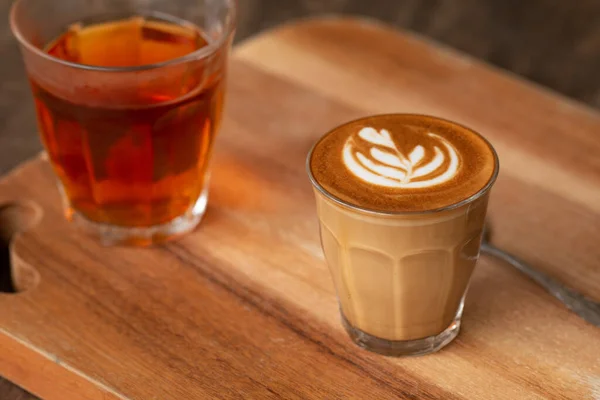 Piccolo Latte Art Kleinem Glas Auf Holztisch — Stockfoto