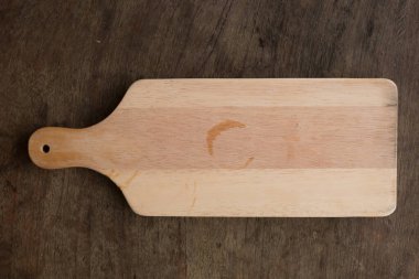 Ahşap kesme tahtası tepsisi için kahve dükkanında dondurma servisi..