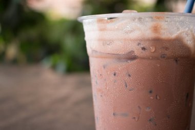 Buzlu çikolatalı milkshake, kafedeki ahşap arka planda yaz içecekleri..
