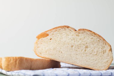 Beyaz masa arkasında peçeteli taze ev yapımı ekmek..