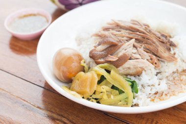 Pirinçli domuz budu (Kao Ka Moo).