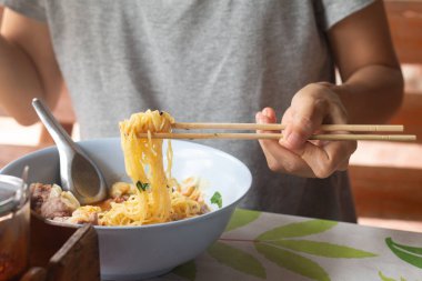 Baharatlı Tom Yum Thai şehriye çorbası.