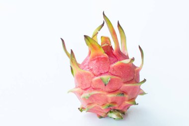 Beyaz arka planda taze pitahaya meyvesi ya da içecek paketi tasarımı için fotokopi alanı tasarımlı olgun ejderha meyvesi kırmızısı rengi, sağlıklı makale resmi ve çiftlik rehberi kitap tasarımı.