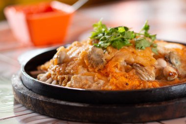 Sıcak Pan 'da istiridye omleti.