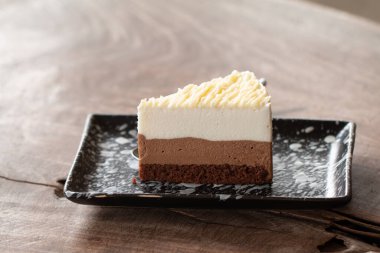 Tahta masanın üzerinde nefis bir cheesecake..
