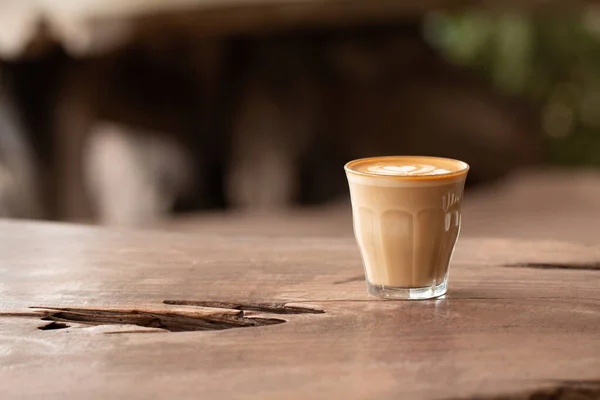 Pikolo Latte sanatı ahşap masadaki küçük bardakta..