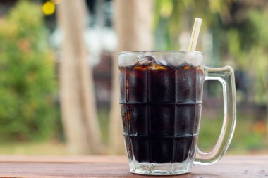 Buzlu kola. Cam bir kenar manzaralı. Ahşap masa üzerinde..