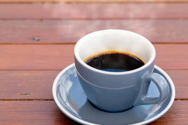 Tasse Kaffee Auf Einem Holztisch — Stockfoto