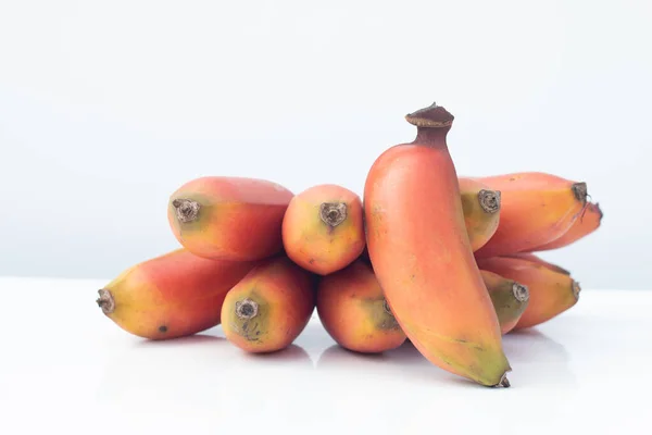 Ένα Μάτσο Ώριμες Μπανάνες Κάβεντις Κόκκινα Φρούτα Μπανάνας Λευκό Τραπέζι — Φωτογραφία Αρχείου