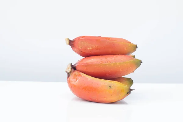 Bunch Van Rijpe Cavendish Banaan Rode Bananen Fruit Witte Tafel — Stockfoto