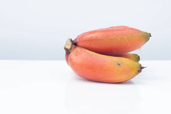Bando Banana Cavendish Madura Banana Vermelha Fruta Mesa Branca Fundo — Fotografia de Stock