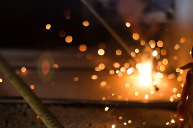 Kıvılcımlardan gelen Bokeh ışığı, endüstri tesislerinde kaynak çeliği. arkaplan için resim.