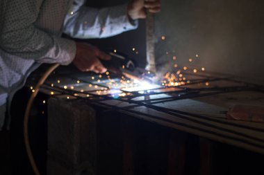 Bulanık işçi çelik kaynak ekipmanı kullanıyor..