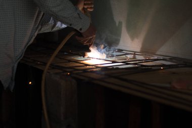 Bulanık işçi çelik kaynak ekipmanı kullanıyor..