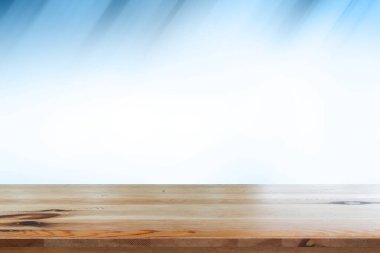 Mavi gradyan bulanık bokeh soyut arkaplan içeren boş masa.