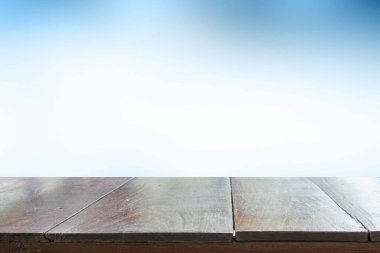 Mavi gradyan bulanık bokeh soyut arkaplan içeren boş masa.