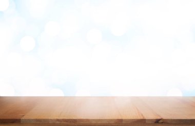 Mavi eğimli ahşap ürün görüntüsü.