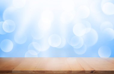 Mavi eğimli ahşap ürün görüntüsü.