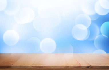 Mavi eğimli ahşap ürün görüntüsü.