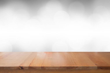 Bulanık açık gri gradyan bokeh soyut arkaplanı olan boş bir masa.