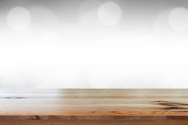 Bulanık açık gri gradyan bokeh soyut arkaplanı olan boş bir masa.