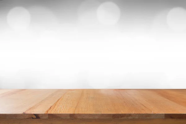 Bulanık açık gri gradyan bokeh soyut arkaplanı olan boş bir masa.