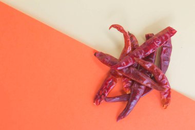 Kurutulmuş kırmızı biber ya da arka planda kırmızı biber, pastel arka planda yiyecek nesneleri..