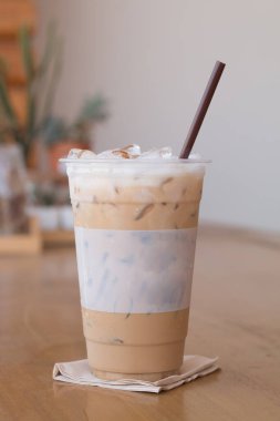 Buzlu kahveyi samanla kapat..