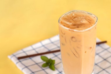 Buzlu kahveyi samanla kapat..