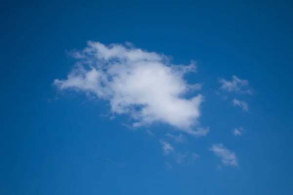 Nubes Blancas Con Fondo Azul Del Cielo —  Fotos de Stock