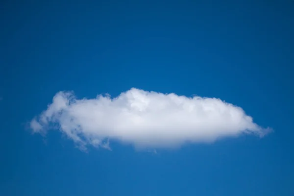 Белые Облака Голубом Фоне Неба — стоковое фото