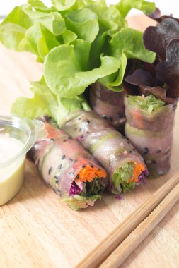 Taze börek ya da salata rulosu sebzeli havuç ton balığıyla karıştırılmış beyaz arka plan dokusuyla doğranmış..