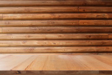 Antika tahta pencere desenli boş masa ya da arkaplan için duvarın yan görünümü.