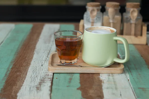 Großaufnahme Einer Vintage Tasse Heißen Latte Coffee Auf Einem Hölzernen — Stockfoto