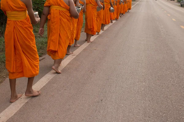 Buddhističtí Mniši Jdou Buddhismu Lidé Dávají Alms Bowl — Stock fotografie