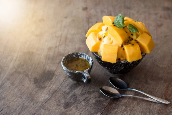 디저트로 세라믹 그릇에 아이스크림과 열정적 과일의 — 스톡 사진