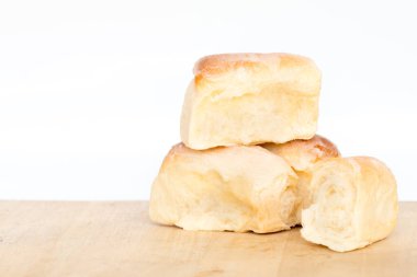 Taze ev yapımı ekmek ahşap masanın üzerinde..